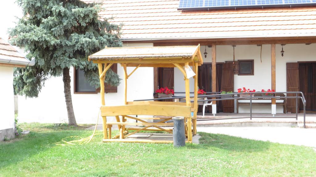 Eszter-Haz Vendeghaz Kerekegyhaza Hotell Exteriör bild
