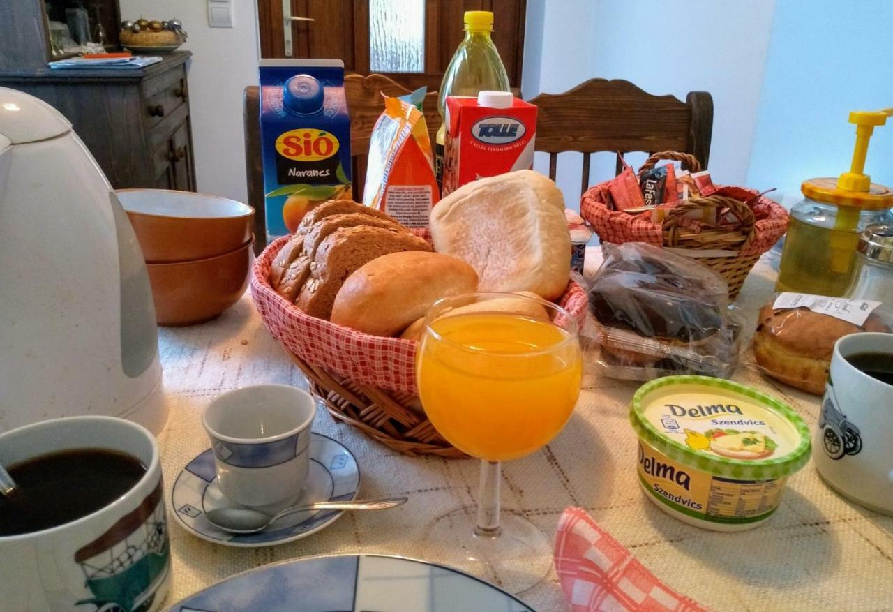Eszter-Haz Vendeghaz Kerekegyhaza Hotell Exteriör bild