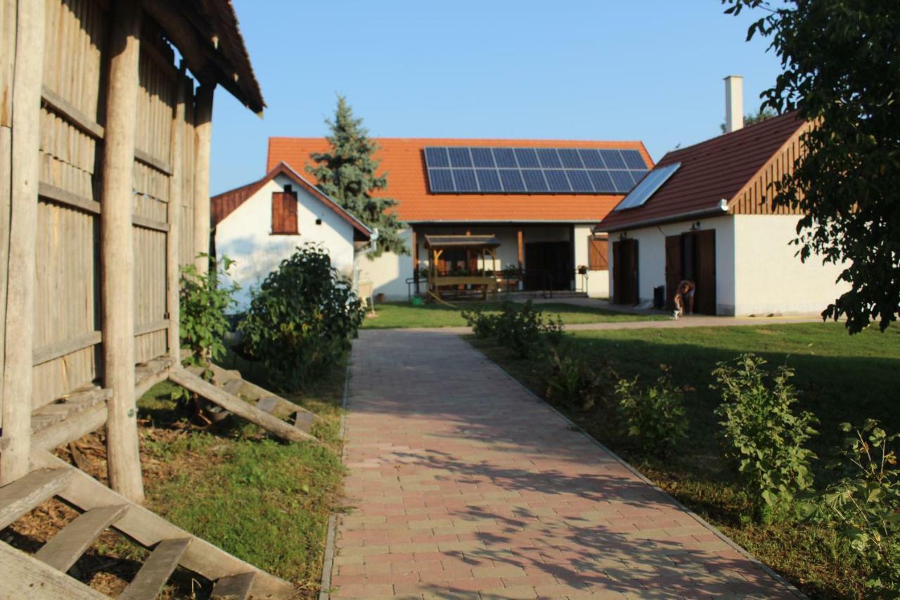 Eszter-Haz Vendeghaz Kerekegyhaza Hotell Exteriör bild