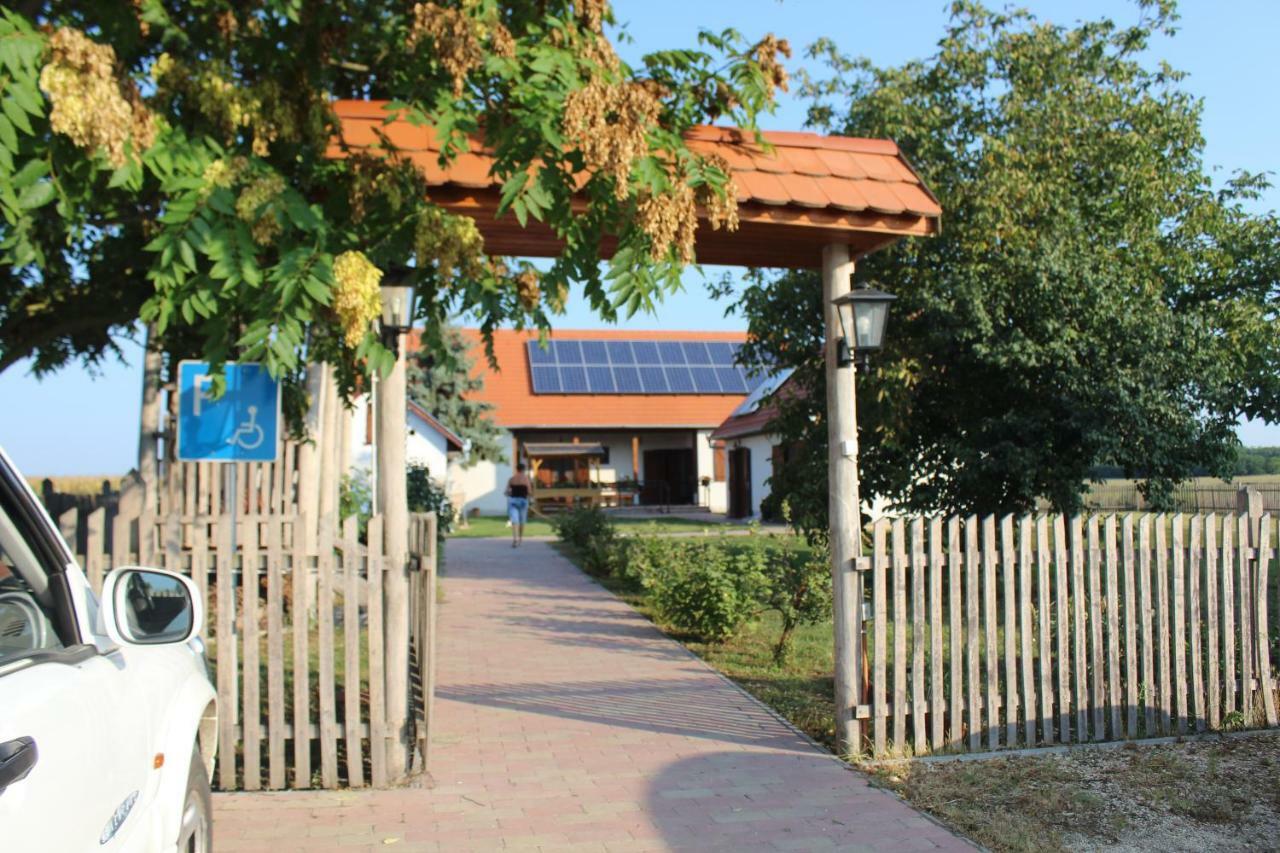 Eszter-Haz Vendeghaz Kerekegyhaza Hotell Exteriör bild